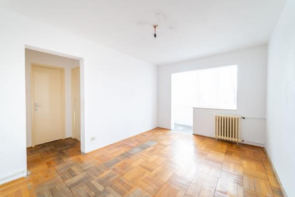 Apartament situat la etajul 3, în zona Lebăda Vlaicu, bloc X27.