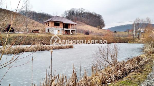 Casă 140 mp, 5800 mp teren, intravilan + Lac zona Vațman, Corunca