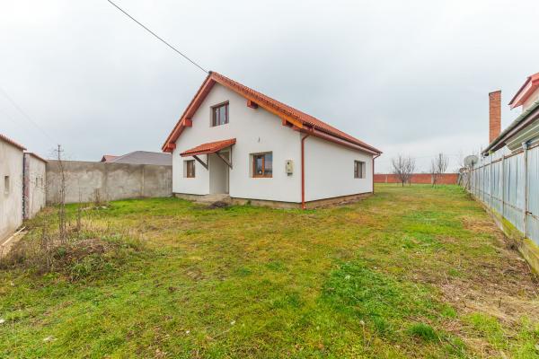 Casa nefinalizată lângă Zădareni cu teren de 867 mp.