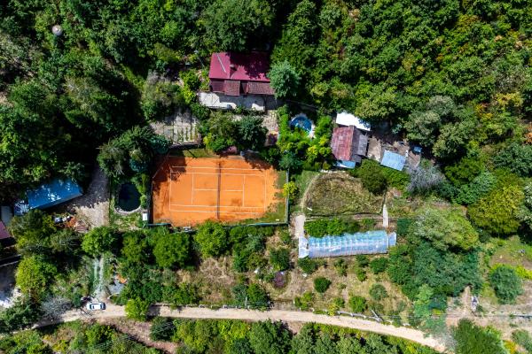 Casă conac cu 12.000 mp teren intravilan la Barațca, pe deal împădurit
