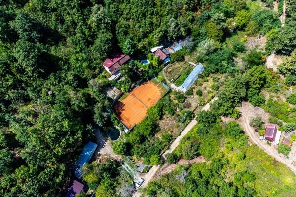 Casă conac cu 12.000 mp teren intravilan la Barațca, pe deal împădurit
